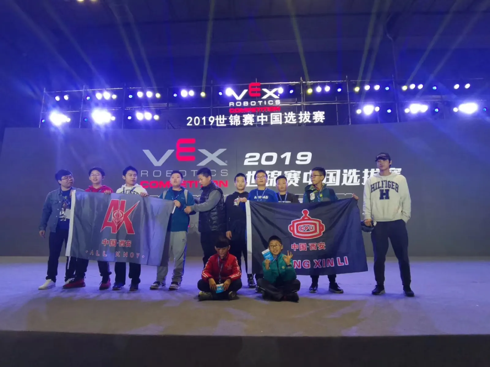 AK Robotics 战队在冠军领奖台上庆祝