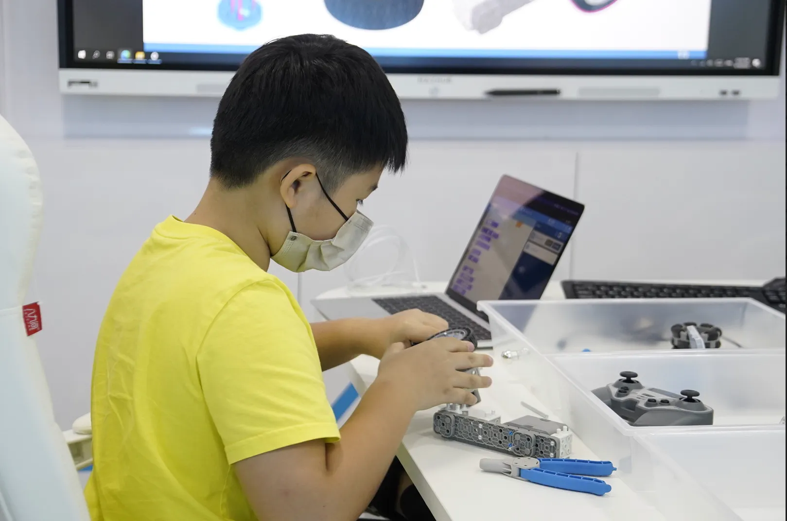 OpenKids 小学员边编程边调试机器人